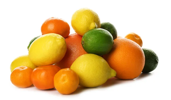 Un montón de cítricos mixtos incluyendo limones, limas, pomelos, naranjas y mandarinas aislados sobre un fondo blanco, de cerca —  Fotos de Stock