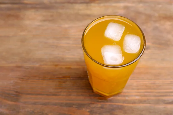 Vidro de suco de laranja com gelo — Fotografia de Stock