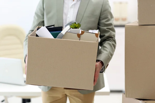 Бізнесмен з рухомою коробкою — стокове фото