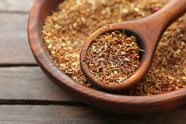 Rooibos čaj v kulaté misce na dřevěný stůl, zblízka — Stock fotografie