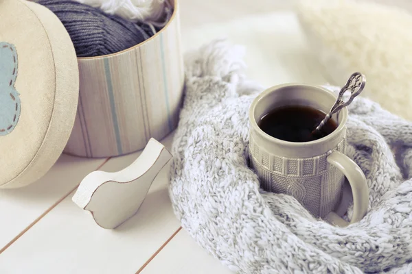 Schöne Winterkomposition mit Tasse Heißgetränk — Stockfoto