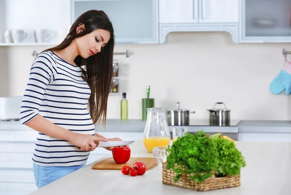 Schöne schwangere Frau — Stockfoto