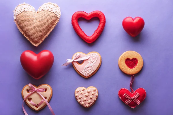 Ensemble de gâteaux et de coeurs en tissu sur fond bleu — Photo