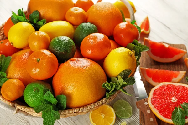 Set van verschillende citrusvruchten op lichte houten achtergrond — Stockfoto