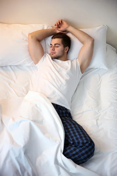 Jovem homem dormindo na cama — Fotografia de Stock