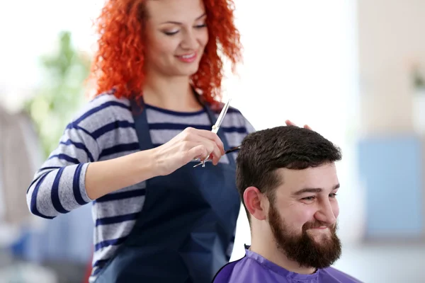 Coiffeur professionnel faisant une nouvelle coupe de cheveux — Photo