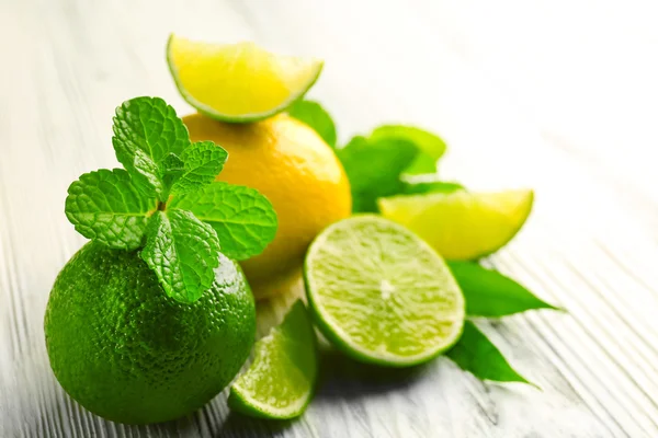 Limes fraîches, citron et menthe, gros plan — Photo