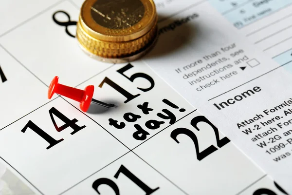 Налоговый день написан и прикреплен в календаре — стоковое фото
