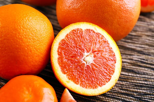 Pieza de naranja sobre fondo de tela — Foto de Stock