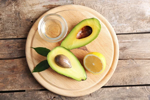 Verse avocado's op houten bord, close-up — Stockfoto