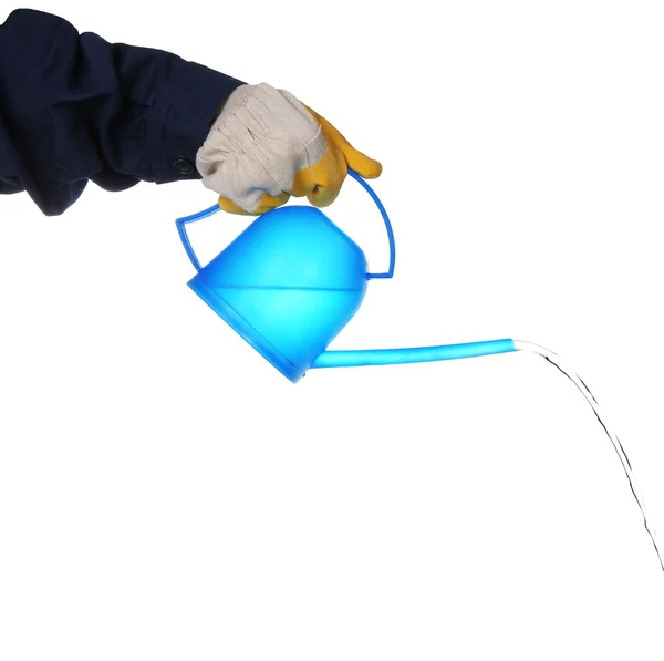Mão derramando de regador de plástico azul pode, isolado em branco — Fotografia de Stock