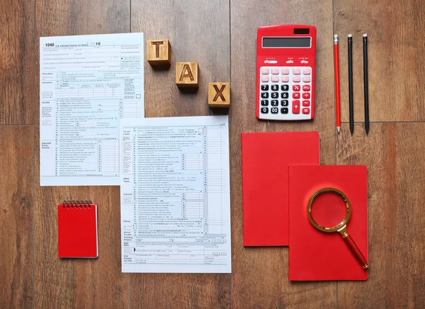 Individuelle Einkommensteuererklärung, Taschenrechner und Notizbuch auf Holzgrund — Stockfoto