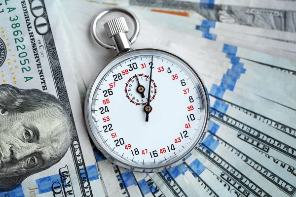 Stopwatch over dollar biljetten, close-up. Tijd is geld begrip — Stockfoto