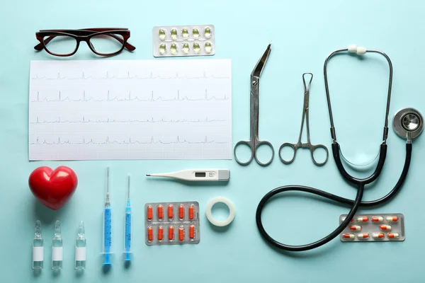 Mesa de médico com itens médicos — Fotografia de Stock