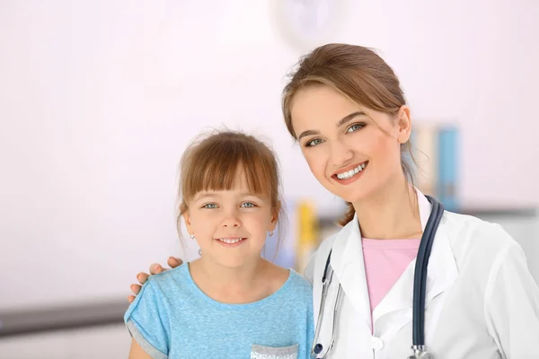 Dokter Klein Meisje Het Kantoor — Stockfoto