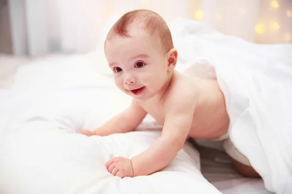 Adorable bebé en cama suave — Foto de Stock