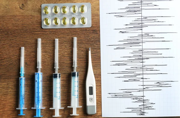 Mesa de médico com seringas — Fotografia de Stock