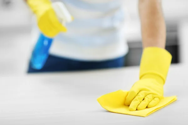 Homem limpeza cozinha — Fotografia de Stock