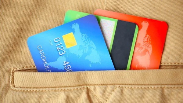 Кредитные карты в кармане — стоковое фото