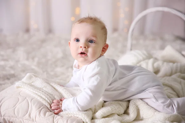 Adorable bebé en el suelo —  Fotos de Stock