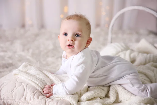 Bambino adorabile sul pavimento — Foto Stock