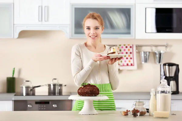 Wanita dan kue coklat — Stok Foto