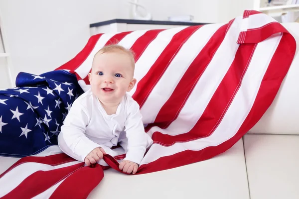 Lindo bebé en bandera americana — Foto de Stock