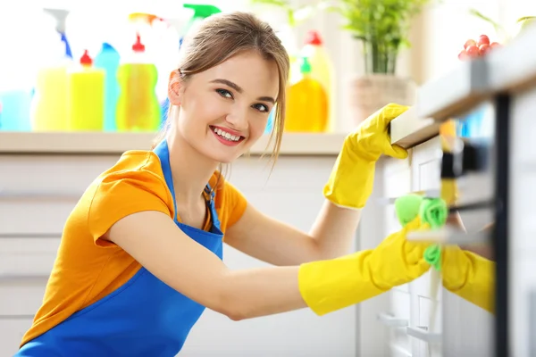 Woman washes oven — Stock Photo, Image