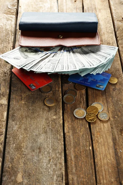 Geldbörsen aus Leder mit Geld — Stockfoto