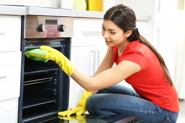 Hermosa mujer con guantes protectores — Foto de Stock