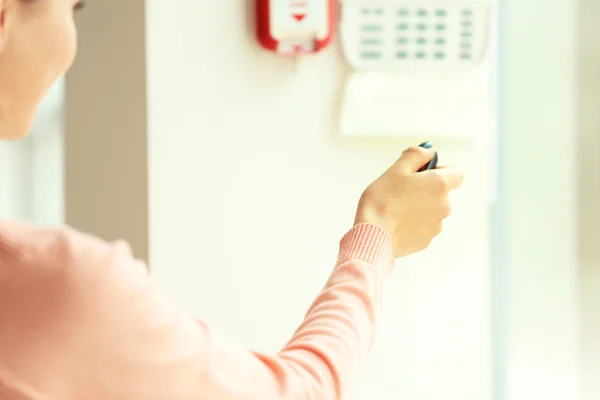 Frau drückt auf Knopf — Stockfoto