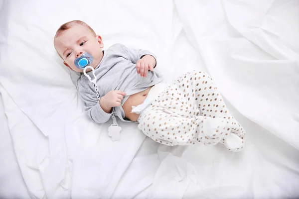 Huilende baby met dummy — Stockfoto