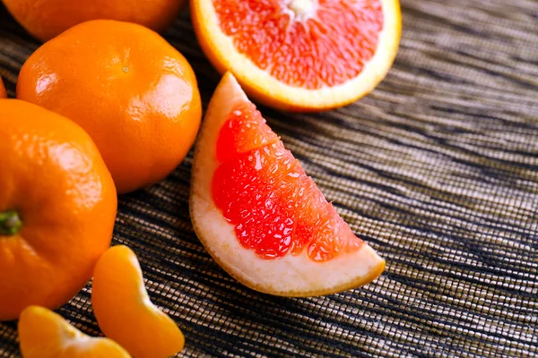 Pieces of different citrus fruit on cloth background — Stock Photo, Image