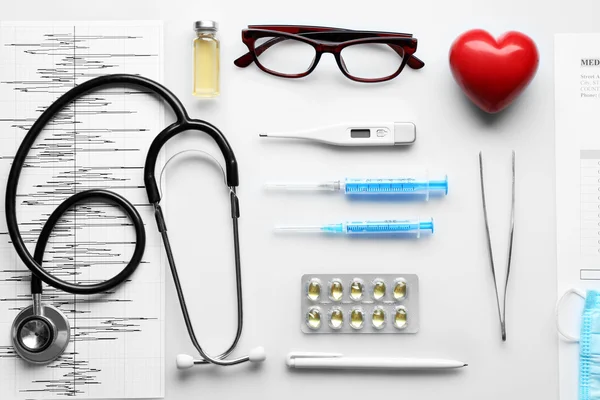 Mesa médica com medicamentos — Fotografia de Stock