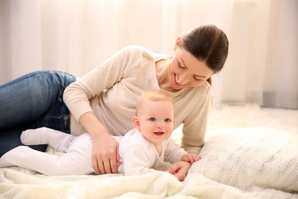 Mulher bonita e bebê bonito — Fotografia de Stock