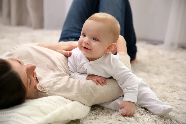 Mulher brincando com bebê bonito — Fotografia de Stock