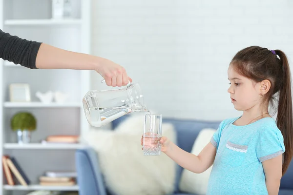 Liten flicka innehav glas — Stockfoto