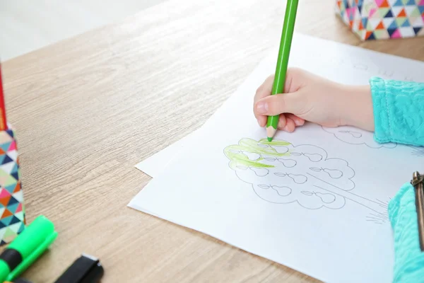 Malá holčička, učíme se kreslit — Stock fotografie