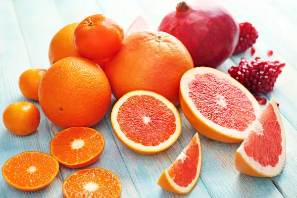 Composição suculenta de frutas tropicais no fundo de madeira, close-up — Fotografia de Stock