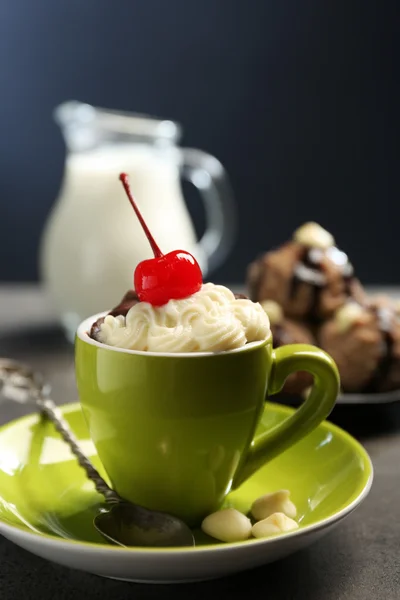Torta al cioccolato in una tazza con sopra una ciliegia, da vicino — Foto Stock