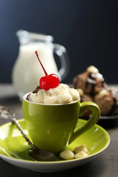 Bolo de chocolate em uma caneca com uma cereja em cima, close-up — Fotografia de Stock