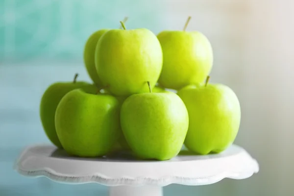 Manzanas verdes maduras en un stand en la cocina — Foto de Stock