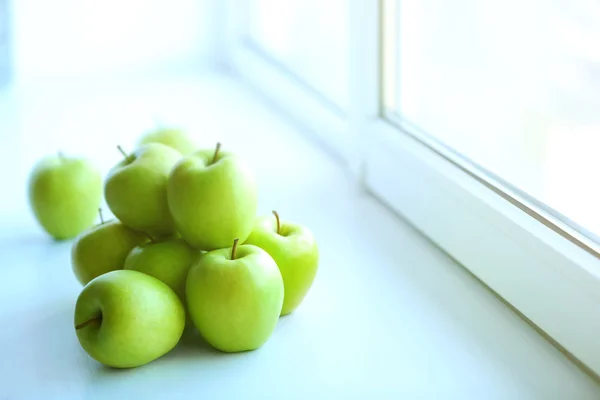 Manzanas verdes maduras en un alféizar de ventana — Foto de Stock