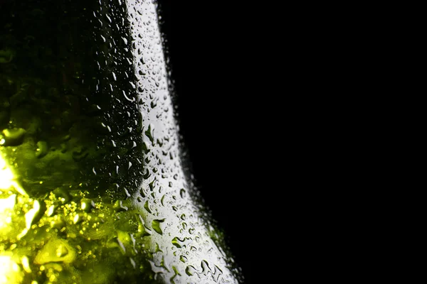 Garrafa verde de cerveja fresca — Fotografia de Stock