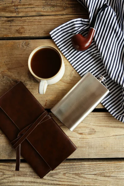 Coupe de café fort avec une fiole sur une table en bois, vue sur le dessus — Photo