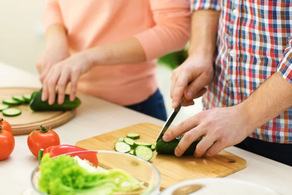 Casal feliz cozinhar salada na cozinha, close-up — Fotografia de Stock