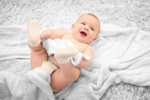 可爱的宝宝，在橡皮布尿裤 — 图库照片