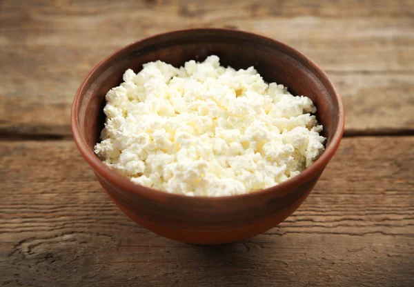 Bowl of cottage cheese on wooden table — Stock Photo, Image