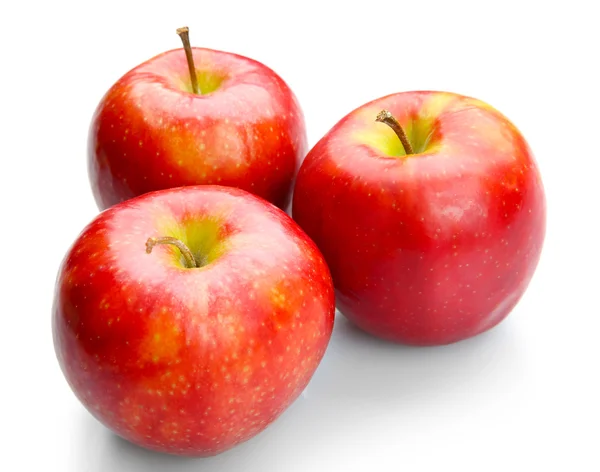 Pile de pommes rouges juteuses isolées sur fond blanc — Photo