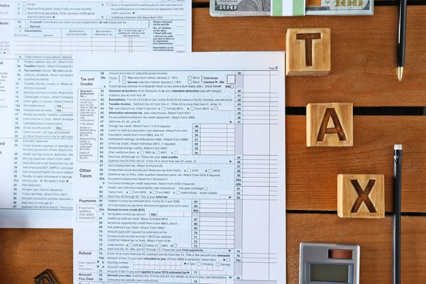 Individuelle Einkommensteuererklärung und Taschenrechner auf Holzgrund — Stockfoto